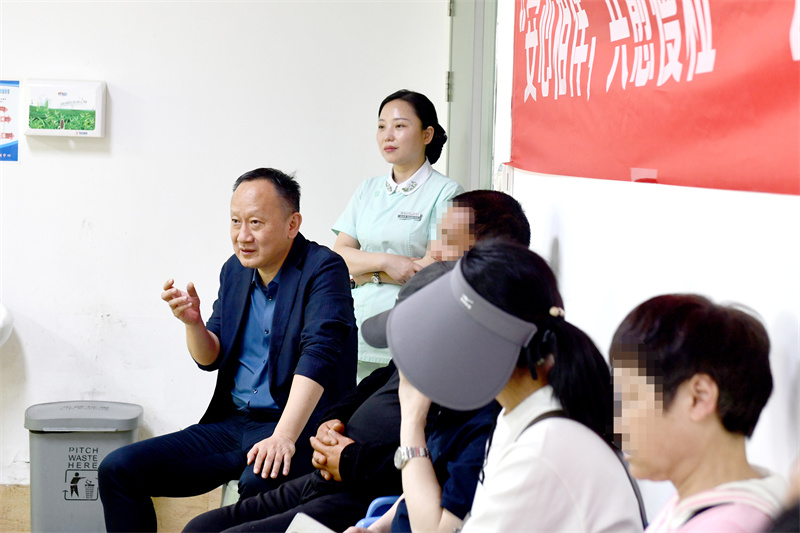梅振华与患者交流、答疑.JPG